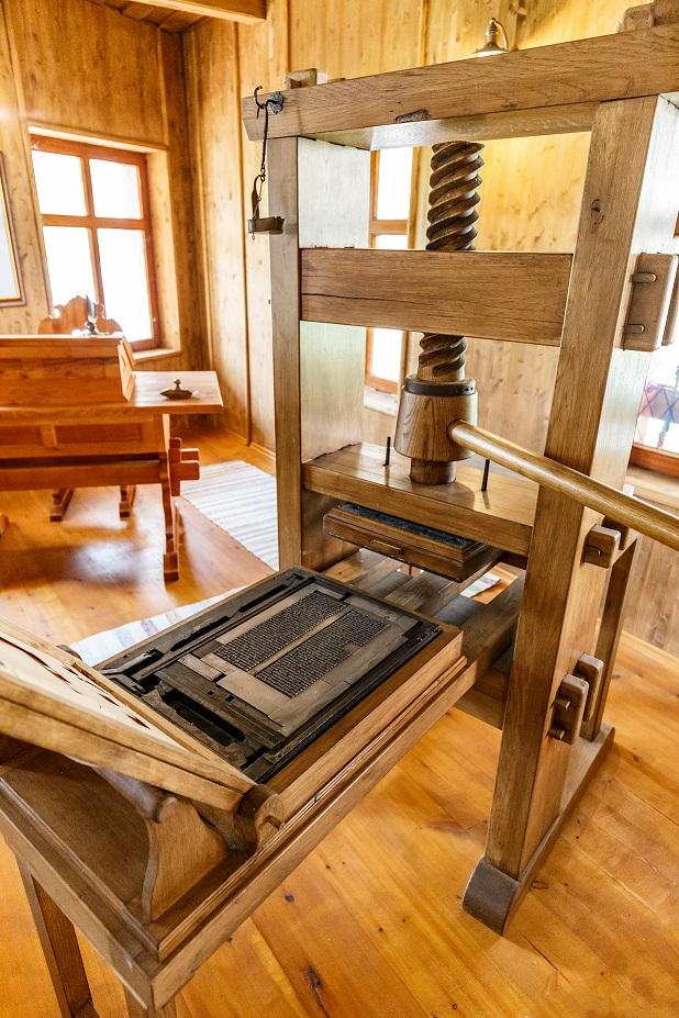 old-wooden-printing-press-2026-01-08-22-34-04-utc-(1)